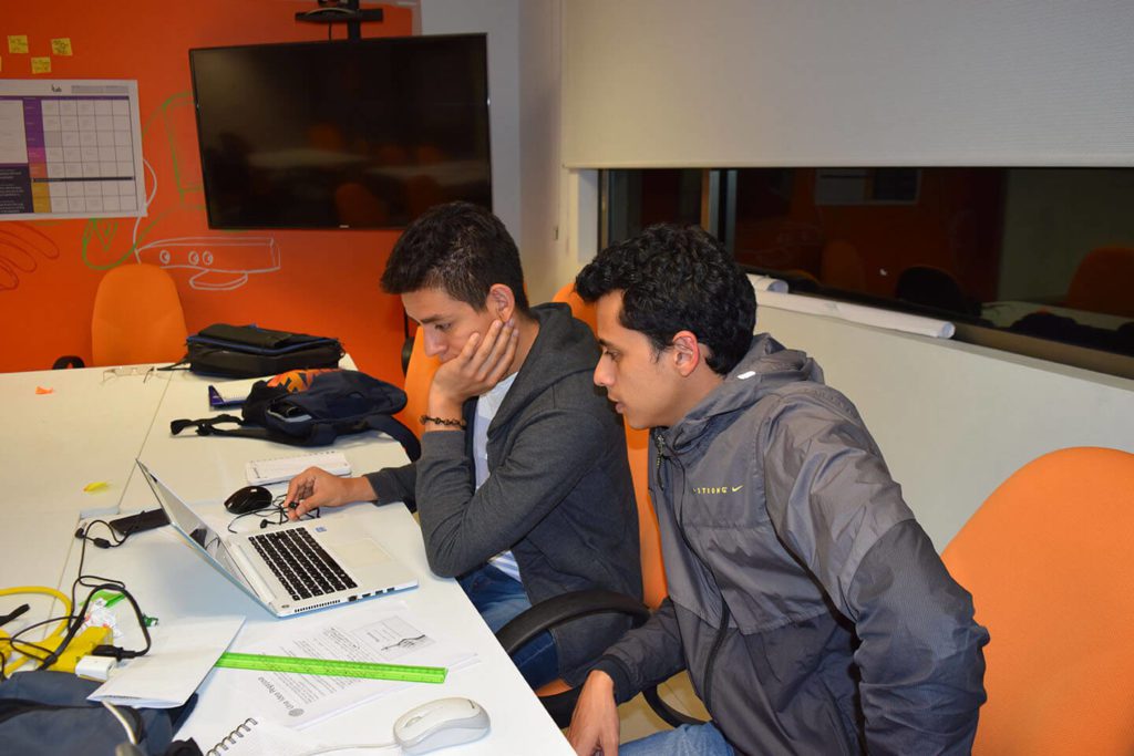 Alexis Acosta y Jhoksain Zamudio en un bootcamp de innovación